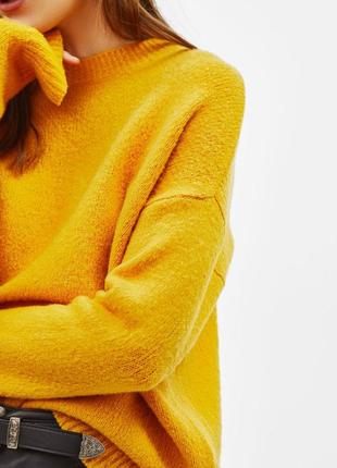 Объемный свитер теплого желтого цвета bershka м
