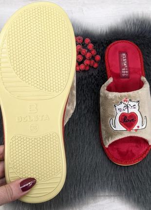 Тапочки женские белста бежевые с красной стелькой велюровые открытый носок5 фото