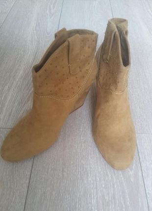 Полусапожки на танкетке bershka
