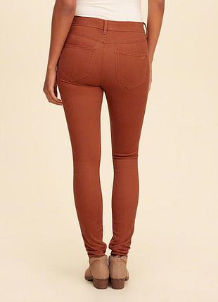 Стильні джеггінси джинси колір теракотовий від denim co