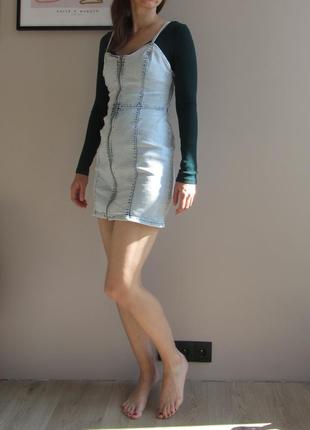Короткое джинсовое платье на бретельках1 фото