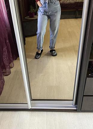Джинсы stradivarius светлого цвета