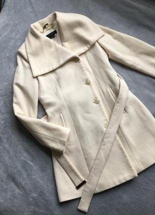Стильне пальто guess