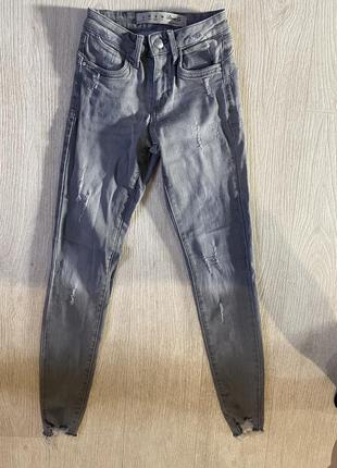 Джинсы серого цвета