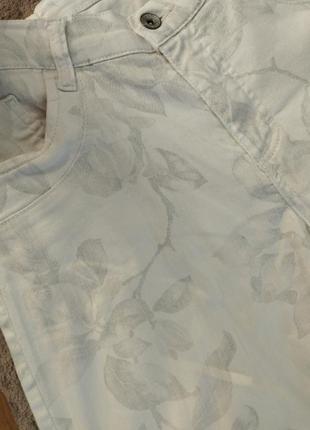 Белые джинсы в серый цветочный принт8 фото