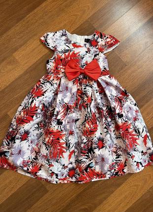 Нарядное платье на 5-6лет