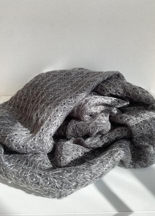 Ажурний шарф павутинка сірого кольору зі сріблястою ниткою5 фото