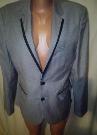 Осенний деловой пиджак в мелкую клетку