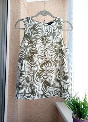 Легкая блуза в модный цветочный принт нежного оливкового цвета2 фото