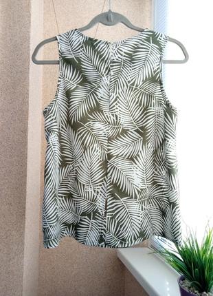 Легкая блуза в модный цветочный принт нежного оливкового цвета3 фото