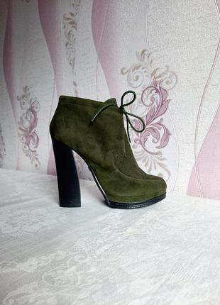 Эффектные зелёные ботильены на высоком каблуке
