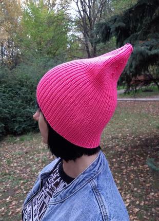 Рожева неонова шапка, в'язана шапка цибулинка, яскрава шапка лопата8 фото