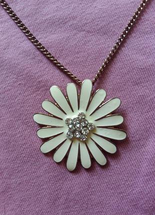 Мила прикраса ланцюжок кольє з квіткою кремового кольору, прикрашений стразами.