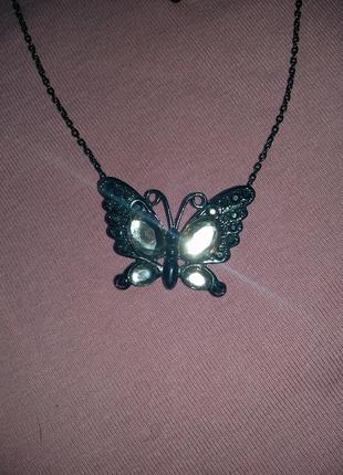 Мила прикраса ланцюжок кольє з метеликом графітового кольору, прикрашеній стразами