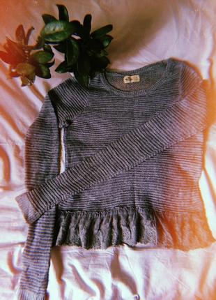 Милый свитер серого цвета с баской ажурной