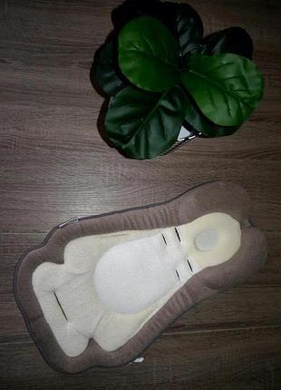 Ортопедична подушка від народження.