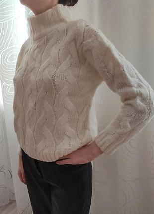Теплый слегка объёмный светлый кремовый свитер косами