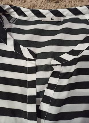 Легка блуза з v-образним вирізом в чорну-білу смужку з рукавами3 фото