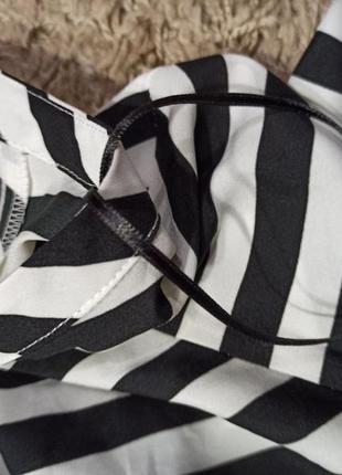 Легка блуза з v-образним вирізом в чорну-білу смужку з рукавами9 фото