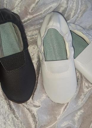 Чорні і білі чешки з резиночкою на п'яті і флісовими устілками, всі розміри