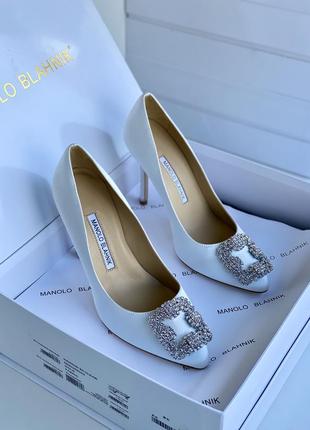 Женские белые атласные туфли manolo blahnik с брошью маноло бланик лодочки свадебные для свадьбы нев