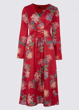 Красное сатиновое платье в цветочный принт со шнуровкой на талии/атласное4 фото
