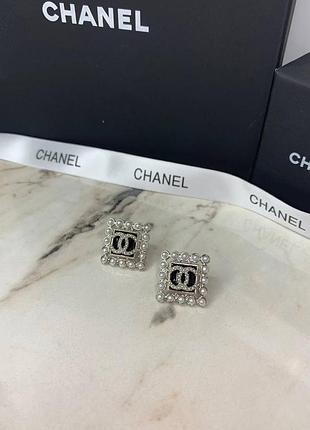 Модные серьги известного бренда