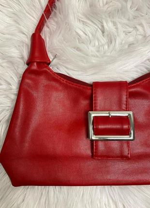 Красная кожаная сумка с пряжкой