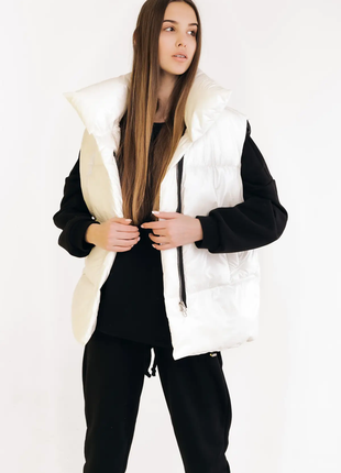 Жилетка жіноча пухова, колір перлинно-молочний