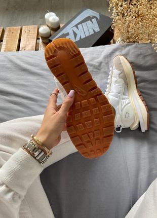 Жіночі кросівки nike vaporwaffle sacai sail gum3 фото