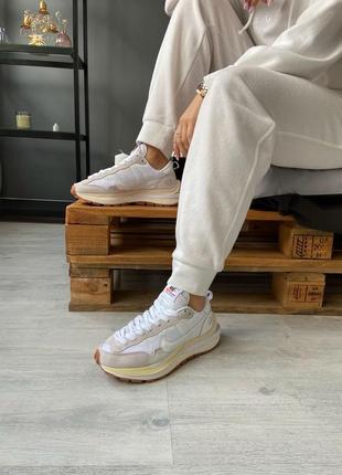 Жіночі кросівки nike vaporwaffle sacai sail gum8 фото
