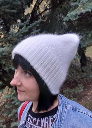 Біла ангорова шапка, зимова в'язана жіноча шапка, ручна робота1 фото