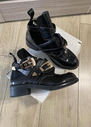 Модні лакові ботінки