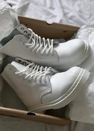 Dr.martens 1460 total white женские белые ботинки берцы натуральная кожа доктор мартинс демисезонные весна осень скидка распродажа3 фото