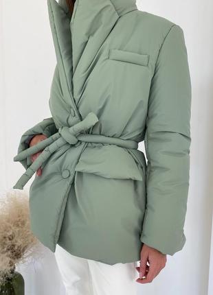 Дутая куртка в пиджачном стиле под пояс4 фото