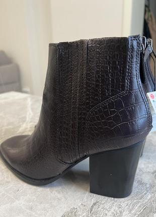 Шкіряні ботильйони zara з блискавками позаду