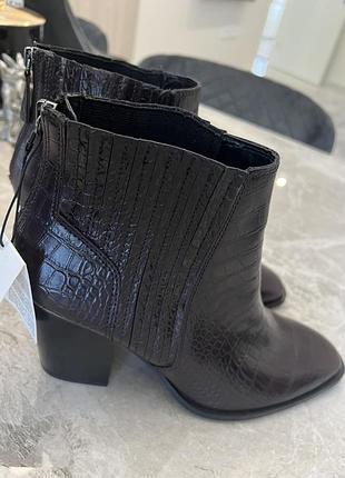Трендові шкіряні ботильйони zara з блискавками позаду