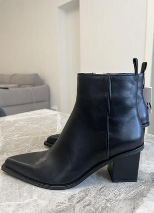 Стильні шкіряні черевики zara