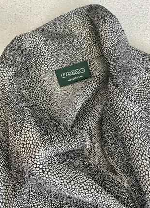 Вкорочена сорочка-піджак в зміїний принт з необробленим краєм3 фото
