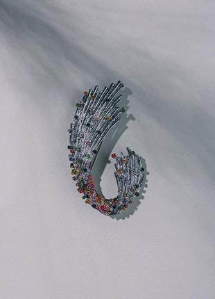 Яскрава брошка