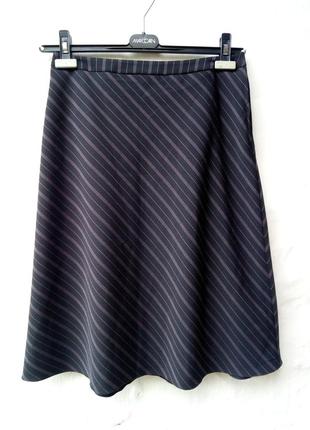 Стильная презентабельная черная юбка в белую полоску а-силуэт,классическая,офисная.