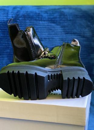 Стильные лаковые ботинки с цепочкой6 фото