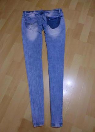 Узкие рваные джинсы с потертостями miss capri2 фото