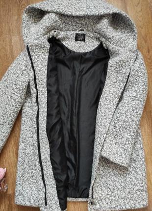Сіре пальто на блискавці з капюшоном і карманами напівшерстяне прямий крій1 фото