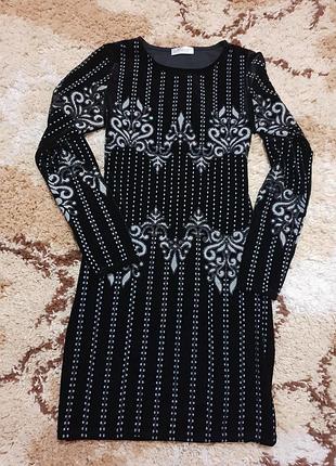 Шикарне фірмове плаття в красивий орнамент обраменное бісером