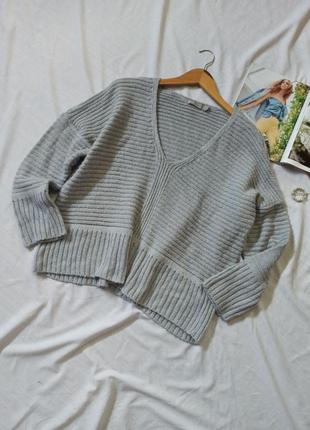 Серый оверсайз свитер с треугольным декольте/свободного кроя