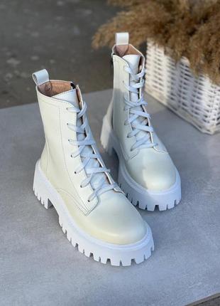 Женские белые ботинки