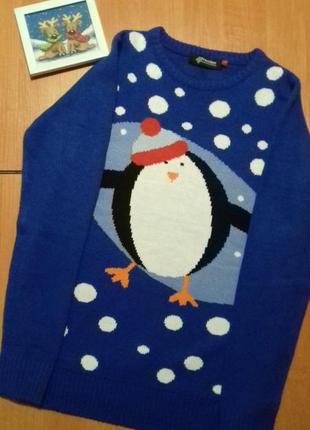 Прикольный новогодний женский свитер с пингвином.
