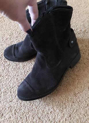 Фирменные замшевые ботинки утнпленные деми autograph р.37, 24см.