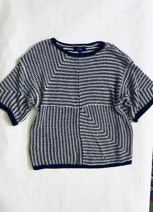 Свитер в сине-белую полоску